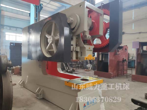 200吨冲床图片